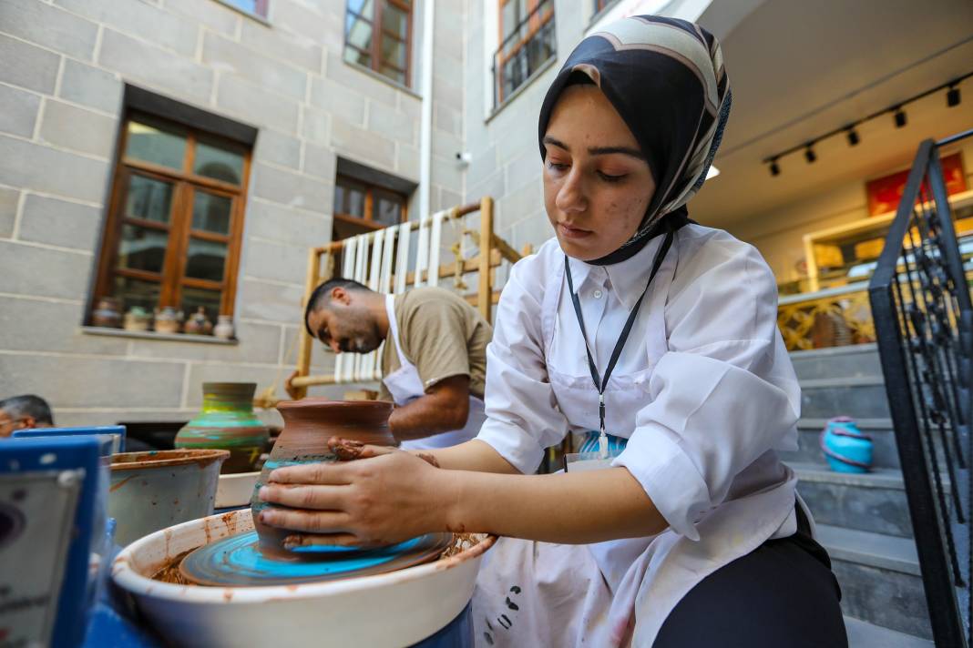 Kadınlar Diyarbakır'ın tarihi ve kültürel mirasını küp ve testilere işliyor 8